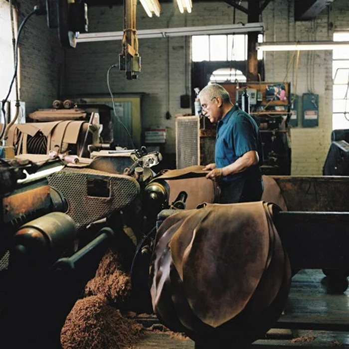 Полировка Shell Cordovan мастером Horween.